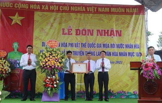 Hình ảnh được trao di sản văn hóa của làng Nhân Hòa